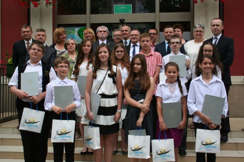 Najlepsi uczniowie nowosolskich szkół podstawowych gimnazjalnych Zespołu Szkół Katolickich oraz Szkoły Muzycznej